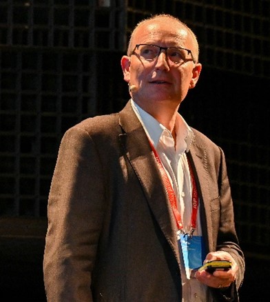 Dr Lee Jones, ASTeC giving his talk